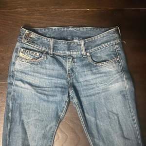Super snygga vintage diesel jeans i storlek 25. Dom är lowwaist och bootcut. 