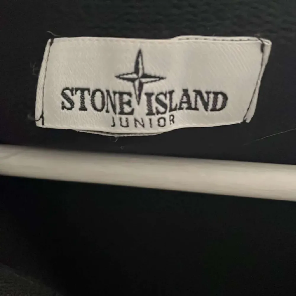 En zip hoodie från märket stone island. Den är i storleken small och sitter riktigt bra samt stilrent. Stickad som gör passformen lösare anars en fullt fungerande tröja. Kontakta mig vid frågor 🤝🤑. Hoodies.