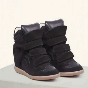 isabel marant skor - säljer nu mina svarta isabell marant skor då de ej klmmer till användning. storlek 36, inga större defekter. dustbag ingår