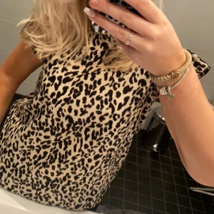 Leopard blus 🐆 ❣️❣️ - Skitsnygg leopardblus både till fest och vardag 🐆🐆🐆🌟🌟Jättebra skick! Strl M💛Använd ”KÖP NU”