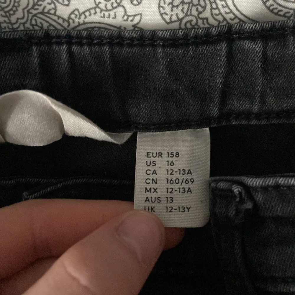 Säljer dessa svarta bootcut jeans från hm. Använd typ en termin. De är korta på mig som är 160. Pris går att diskutera så tryck inte på köp nu tack! . Jeans & Byxor.