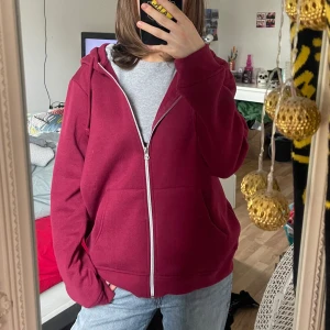 vinröd zip up - vinröd zipup, aldrig använd! 