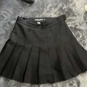 American Apparel kjol - Skitsnygg AA tennis kjol i storlek XS. Den är använd och har naturliga slitage på sig men den är i väldigt gott skick! Jag säljer endast denna då den inte längre passar mig. Kan tänkas byta mot en storlek M 🩷