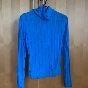 Blå mesh topp - Genomskinlig mesh topp.  Angelika Blick’s kollektion med NA-KD.