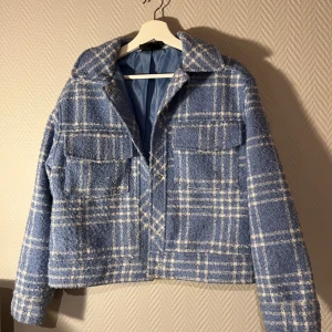 Jacka från Monki  - En perfekt jacka till våren! Från Monki 💙  Passar xs-s