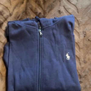 Polo Ralph lauren  - Nyskick.  Storlek M.  Aldrig använd.  Fått den av min morbror och storleken var för stor på mig så jag säljer den vidare. 