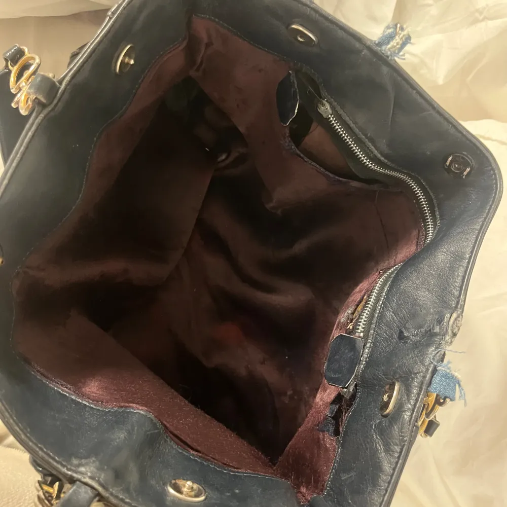 Jättecool unik väska med lite jeans detaljer, sliten på insidan men ganska bra skick på utsidan, inget som syns överdrivet mkt när man använder den utan ser ba lite vintage ut👌. Väskor.