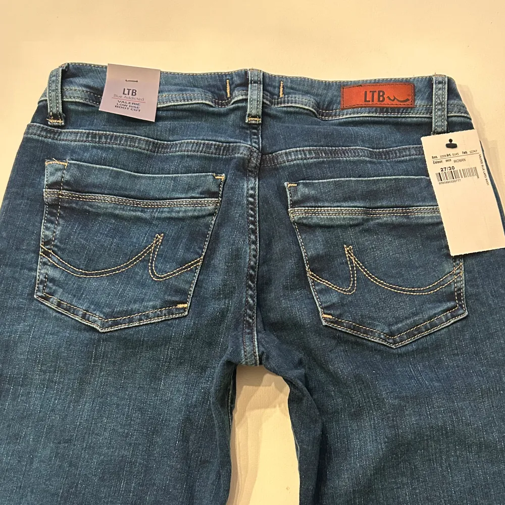 Jag säljer dessa superfina LTB jeans eftersom de är lite för stora!💓 Alla prislappar är kvar, så de har aldrig använts. Nypriset är 829 och de är slutsålda! Det är bara att skriva vid funderingar💗💗🤩. Jeans & Byxor.