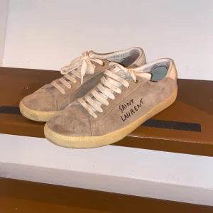 Saint Laurent skor - Väldigt lätt använda, finns små fläckar som lätt går att tvätta bort. Storlek 43. Ny pris runt 7000 