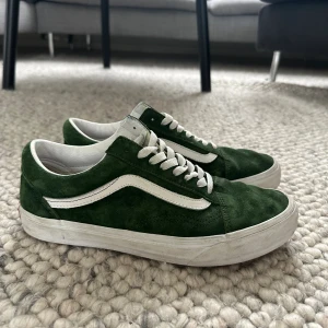 Gröna vans skor - ett par skit snygga gröna vans skor i bra skick bara lite smuts på sulan men det går bort enkelt. perfekta nu till sommarn🤩🤩