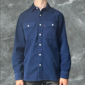Levis Overshirt - Säljer min levis overshirt i relaxed fit som bara blivit provad!🤩 Skicket är 9/10 i princip nyskick och är i strl S⭐️ Nypris ligger mellan 850-900kr💸💸 Modellen är 175cm lång✅ Skriv om ni har några funderingar!🍾🍾