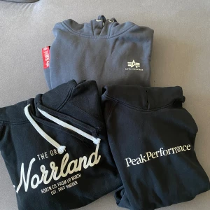 3- pack  - Säljer dessa hoodies tillsammans då de inte passar sonen längre, de är använd Max 2-gånger var, inprincip helt orörda. Norrlands hoodien strl- S Peak performance strl- M Alpha industri strl- S   Säljer alla tillsmannas! 