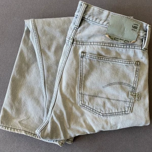 G-star Raw  - I använt men fint skick. Ljusgråa. W28 L30 
