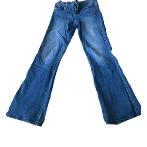 Mörkblå bootcutjeans - Säljer nu dessa jättefina, mörkblåa bootcut-jeansen pga att de är för små för mig. De är i bra skick, inga defekter eller andra negativa saker.🤗 Nypris:299 kr. De är i storlek 164, och passar någon som är ca 150-158 cm lång. Midjemått:75 cm.🫶🏻