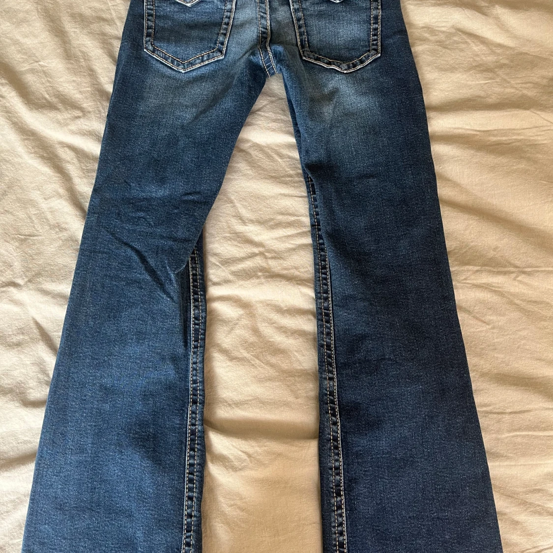 Blåa jeans med knappfickor - 90