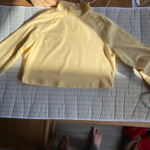 Gul tröja - Kroppad. Storlek: L men känns som S Bredd: 40cm  Längd: 34cm