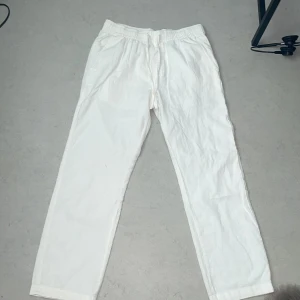 Linné byxor, ZARA - Ny skick aldrig använda passar perfekt till nån som är cirka 173-183 dem är jätte fina nu till sommaren.