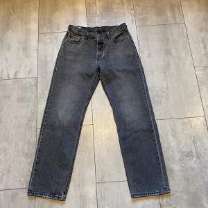 Ett par mörkgråa Levi’s jeans i modellen 501. Storlek W29 L32. I ett väldigt fint skick. Nypris 1100-1200 säljer för 500kr
