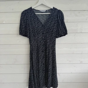 Fin mönstrad klänning från & other stories som passar till många tillfällen🩷 - Denna fina klänningen är bara använd 1-2 gånger så den är i väldigt bra skick. ✨ 100% viskos 