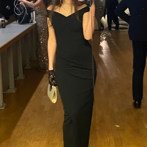 Balklänning  - En elegant svart balklänning som är offshoulder. Går att ha till bal, som bröllopsgäst och andra festligheter. Har endast använts en gång till balen men den är alldeles ny.