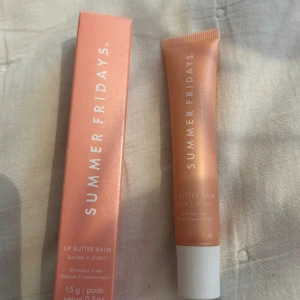 Summer fridays lip balm - Säljer denna oäppnade summer fridays lip butter balm i färgen ”birthday cake” som är Limoges edition och inte längre finns kvar (den som ligger bredvid är min egna) kostar 310 original pris 