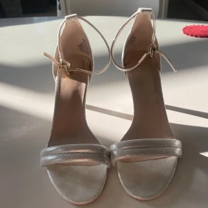 Klackskor - Glitter silverfärgade klackskor från H&M i storlek 39. Perfekt inför balen eller sommaren☀️Säljes då dem tyvärr är för stora😞Skriv gärna vid frågor och fler bilder💗