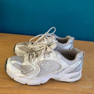 New Balance 530  - Använt men bra skick. Tvättade i maskin. Litet hål, se bild 4 