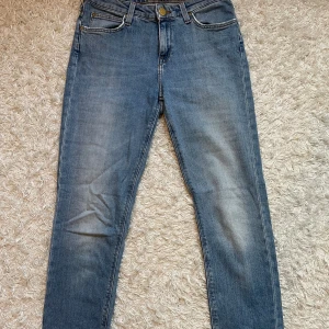 Blåa jeans  - Blåa jeans i storlek waist 26 och längd 31. Finns en mindre skavank på byxornas baksida (se bild 3), annars är de i fint skick. De är ganska tajta i passformen och lite pösigare längst ner. Skriv för fler bilder eller funderingar🌸 100kr + frakt
