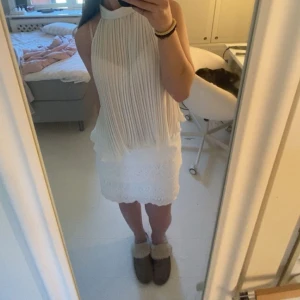 vit kjol - säljer denna as gulliga kjolen från zaras barnavdelning med broderier💕 