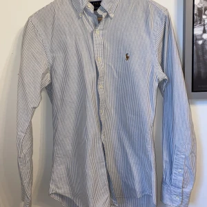 Ralph Lauren skjorta - Säljer en identisk skorta som innan. Storlek S och väldigt fint skick.