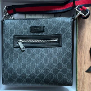 Gucci GG Black Messenger  - Jag säljer denna väska då jag inte har någon användning för den. Väskan är i ett väldigt bra skick då den inte har några skador eller något liknande. Priset kan diskuteras vid snabb affär!