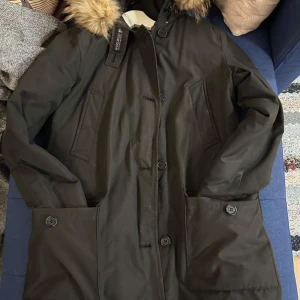 WOOLRICH  - Vinterjacka!  Inte använt på ett helt år då jag köpte en ny.  Äkta päls och äkta jacka. Kvitto finns tyvär inte kvar då jag köpt den second hand sedan tidigare.  Köpt för 2000kr  Säljer för 1850kr