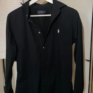 Polo skjorta DAM  - Svart Polo skjorta, använt 1 gång. Storlek XS/S 