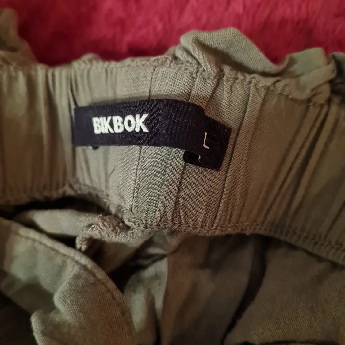 Khakigröna långbyxor  - 92