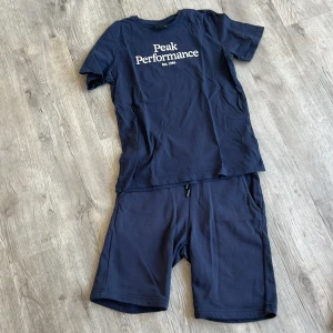 Använt fåtal gånger , Peak performance set.  - Mörkblått stl 160 