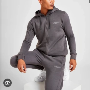 Mckenzie Tracksuit - Säljer min mckenzie tracksuit väldigt bra skick. Men säljer billigt då jag bara vill bli av med den. Jag är tjej och denna är unisex. Pris kan diskuteras!!