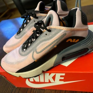 W air Max 2090 - Nike w air Max 2090. Använd ett par gånger. För fler frågor eller bilder är det bara att skriva. Priset kan diskuteras vid snabb affär😊