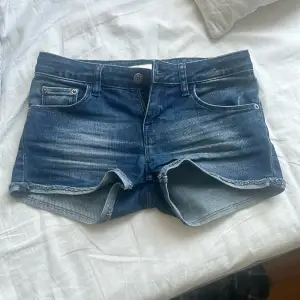 Hej jag säljer ett par lågmidjade mörkblå shorts ifrån Levis. Jag köpte de förra sommaren men de var redan då lite för små så de är bara använda va 2-3 gånger, och är därför i väldigt bra skick!💕💕
