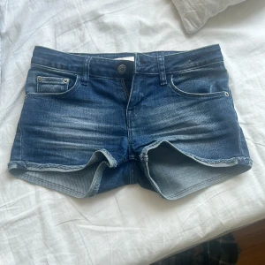 Mörkblå jeansshorts - Hej jag säljer ett par lågmidjade mörkblå shorts ifrån Levis. Jag köpte de förra sommaren men de var redan då lite för små så de är bara använda va 2-3 gånger, och är därför i väldigt bra skick!💕💕