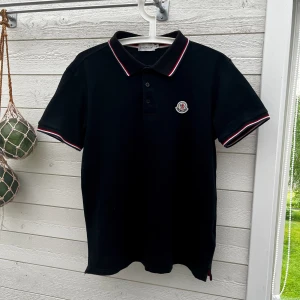 Moncler Piké  - Säljer nu denna Moncler piké i storlek M men passar även storlek S! Skick: 10/10 QR kod funkar Moncler plastpåse medföljer Kan gå ner i pris vid snabb affär!  Har du några mer frågor så är det bara att höra av sig!