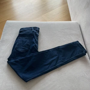 Replay Anbass  - Replay Anbass mörkblå.  Storlek: 30W/32L Knappt använda och är i fint skick. Säljs då jag växt ur de.