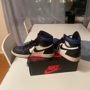 Jordan 1 High Royal Toe - Storlek 42,5. Har mycket användning kvar i sig.