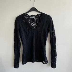 Spets tröja  - Långärmad tröja i spets från gina