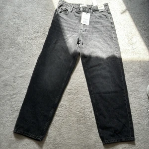 Svarta baggy jeans  - Beställde ett par baggy jeans från Zalando, passande tyvärr inte och orkar inte lämna tillbaka dem. Dem e basically nya Köper man från Zalando kostar dem 429kr