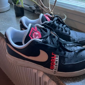 Nike skor  - Säljer dessa snygga Nike skor i storlek 40💓💓