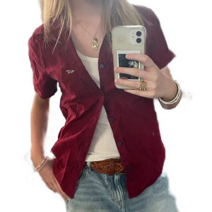 Hollister skjorta - Snygg vinröd skjorta som jag köpt från Vinted men som inte passar min stil 🩷 Lappen säger XS men skulle säga att den passar som S/M ⭐️