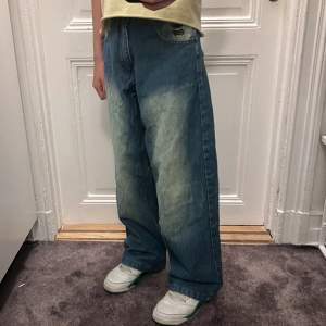 BSAT jeans blåa. Midja 26 passar 10 - 13 år. Ytter sida är 90 cm. Andvända ett par få gånger alltså väldigt bra skick. Ny pris 869 kr. 