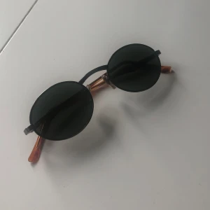 Solglasögon - Skitsnygga solglasögon som jag thriftat men tyvärr aldrig får användning för 🩷