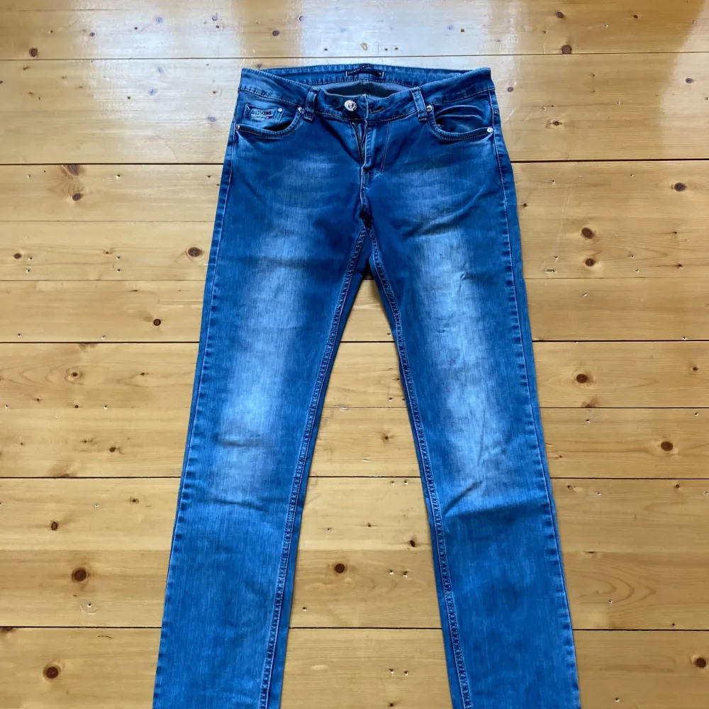 Säljer dessa limiterade jeans från Tommy hilfiger som inte går att få tag på längre💯| Dem är i size 33 och är i bra skick | Dem har en riktigt snygg tvätt🙌🏼 | Vid frågor är det bara att kontakta mig och priset går att diskutera vid snabb affär🤝🏻|. Jeans & Byxor.