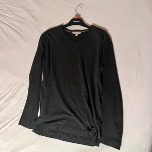 Calivin Klein vneck - •8.5/10 •Nypris 1200 